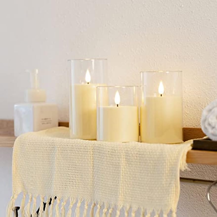 Bougies piliers sans flamme ivoire, fonctionnant à piles avec télécommande et minuterie, bougies électriques clignotantes à LED en plexiglas avec flamme 3D, lot de trois (D : 7,6 x H : 10,2 cm, 12,7 cm, 15,2 cm)