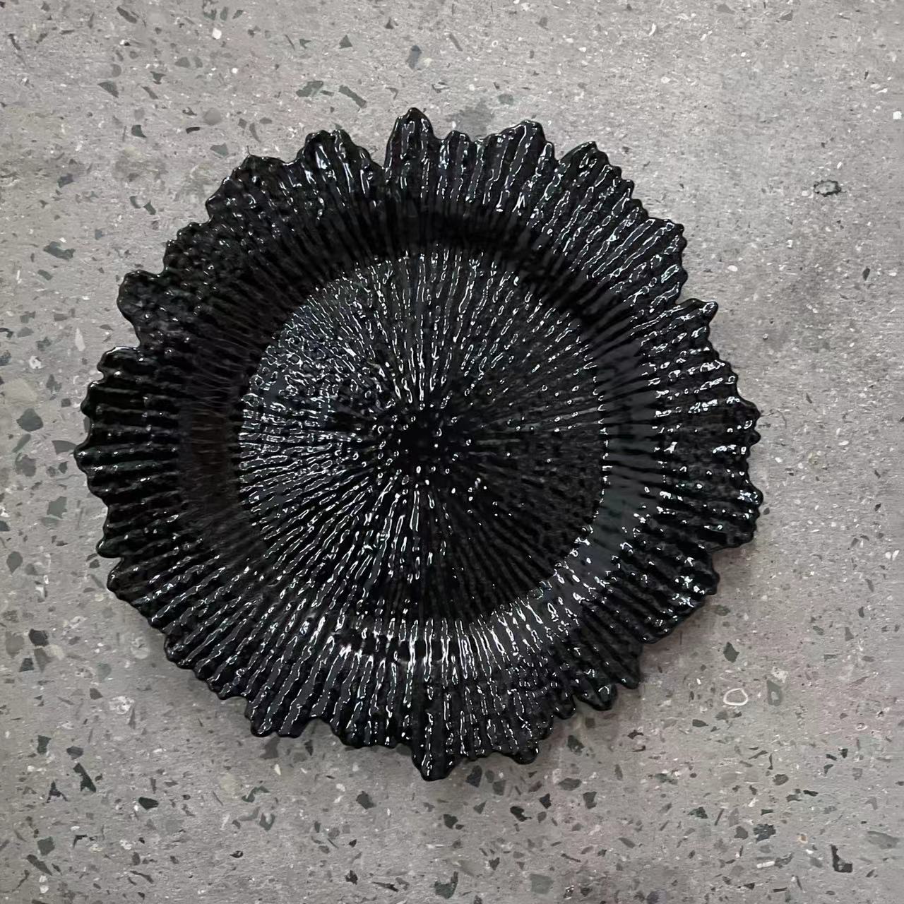 Uniquelina vente en gros assiettes de chargeur à bord rond en plastique de 13 pouces assiettes de chargeur en plastique doré de récif rond doré pour le dîner, le mariage, la fête, la décoration d'événements.