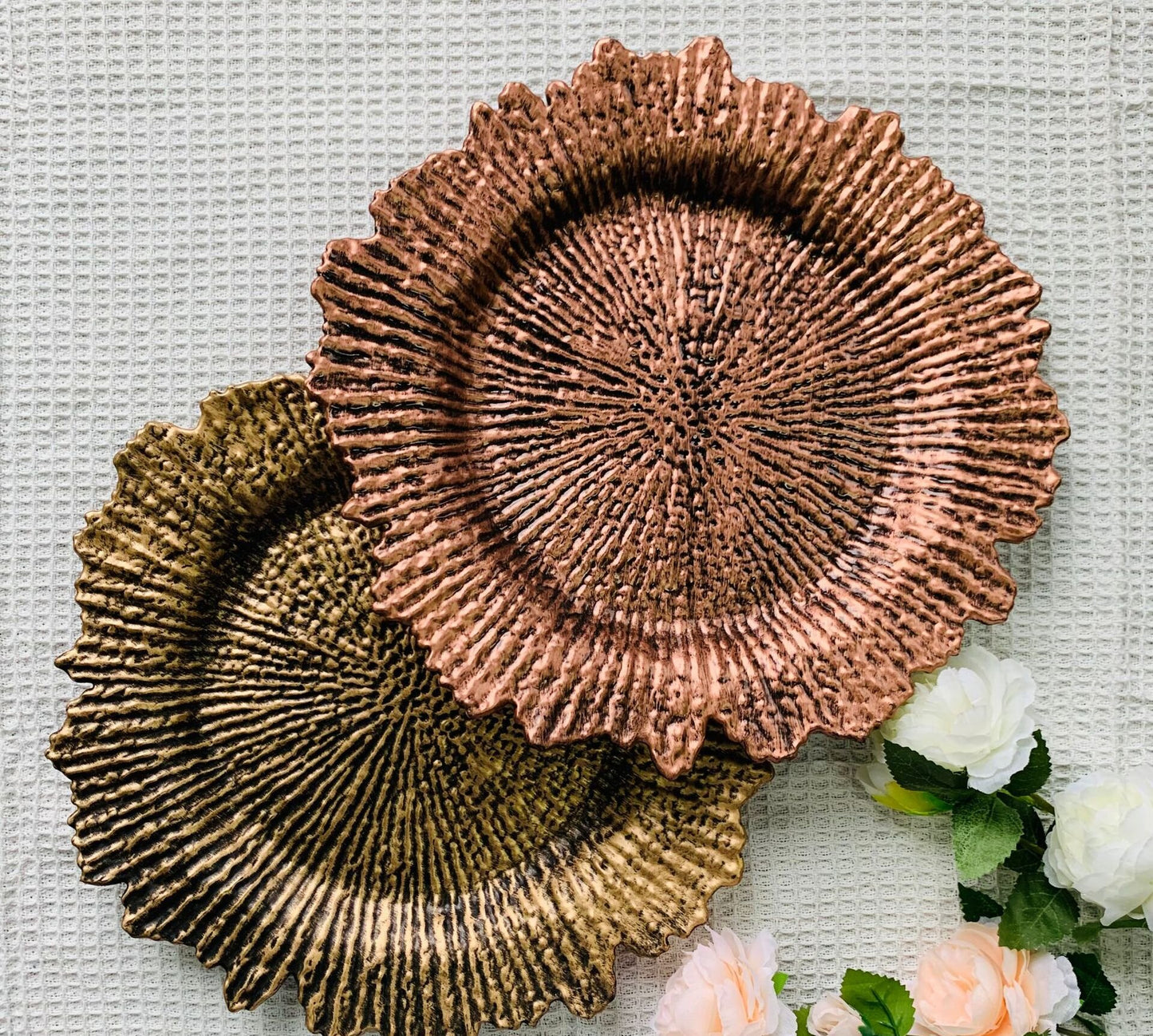 Uniquelina vente en gros assiettes de chargeur à bord rond en plastique de 13 pouces assiettes de chargeur en plastique doré de récif rond doré pour le dîner, le mariage, la fête, la décoration d'événements.