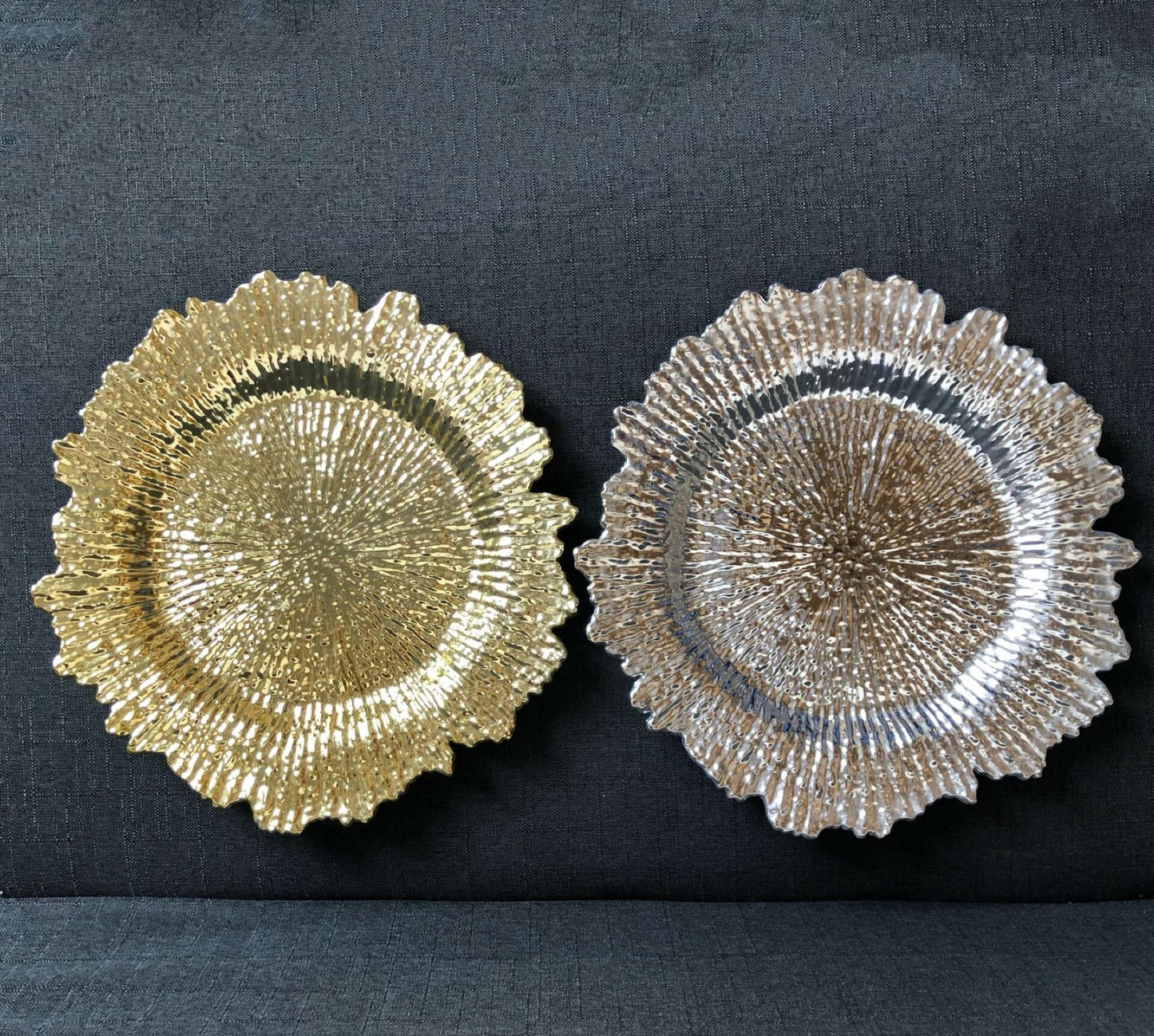 Uniquelina vente en gros assiettes de chargeur à bord rond en plastique de 13 pouces assiettes de chargeur en plastique doré de récif rond doré pour le dîner, le mariage, la fête, la décoration d'événements.