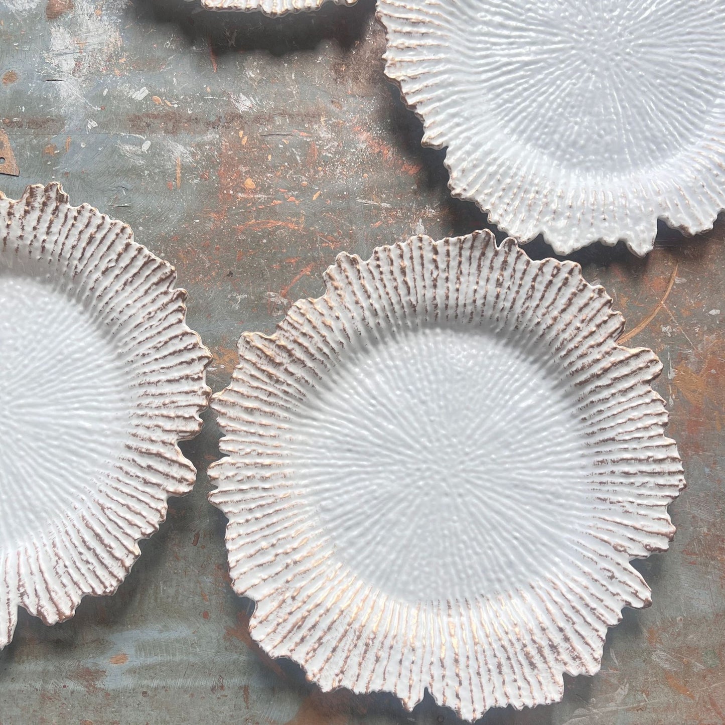 Uniquelina vente en gros assiettes de chargeur à bord rond en plastique de 13 pouces assiettes de chargeur en plastique doré de récif rond doré pour le dîner, le mariage, la fête, la décoration d'événements.