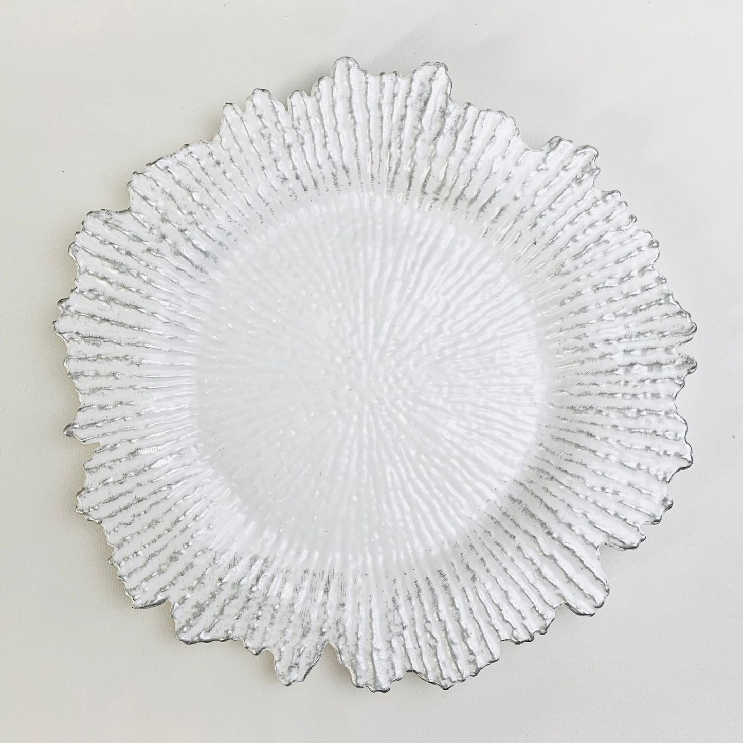 Uniquelina vente en gros assiettes de chargeur à bord rond en plastique de 13 pouces assiettes de chargeur en plastique doré de récif rond doré pour le dîner, le mariage, la fête, la décoration d'événements.