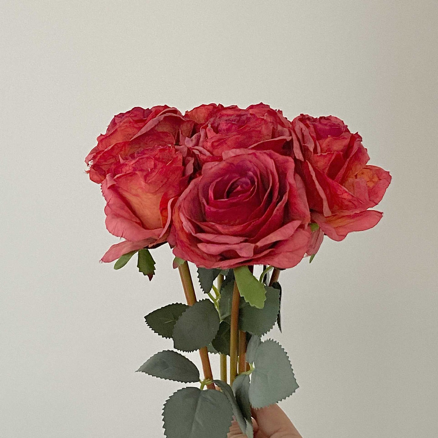 Uniquelina Indabyo Yubukorikori Muburabyo bwa Roza Indabyo Impimbano Indabyo Zihimbano hamwe na Ceramics Vase Imitako kumeza Urugo Ibiro Byubukwe